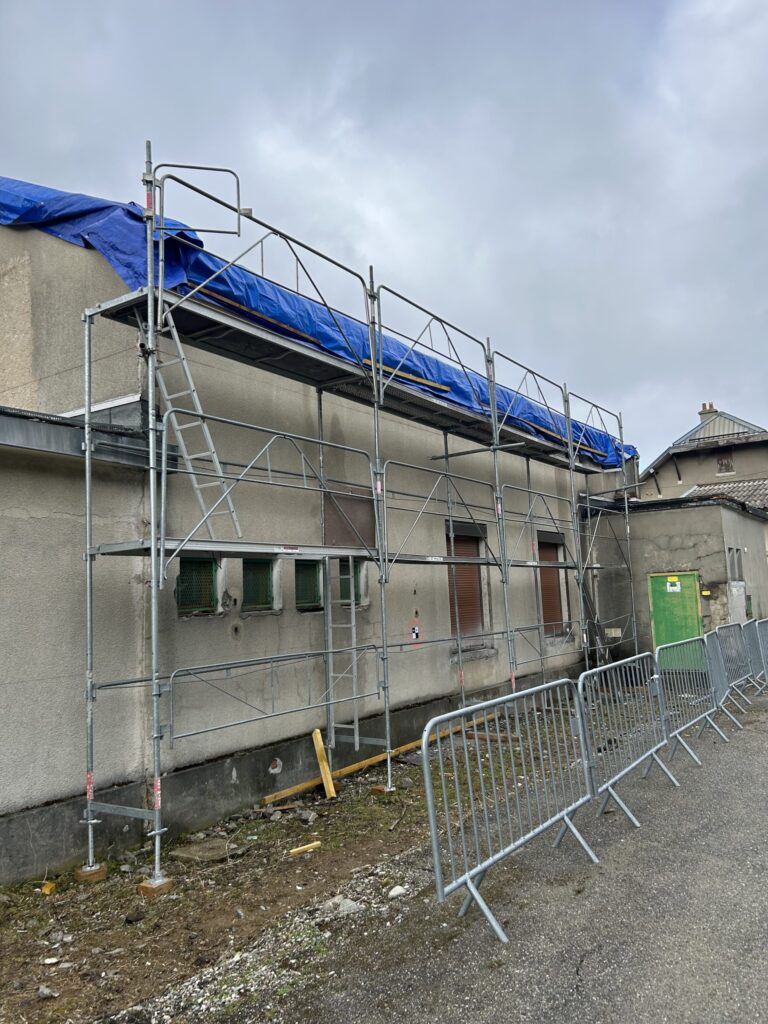Façade de l'ancienne école de La Morte sous échafaudage