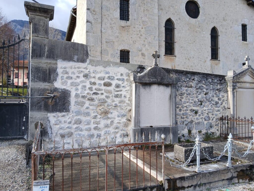Mur et pilier en pierre de taille reconstruits sur une nouvelle fondation