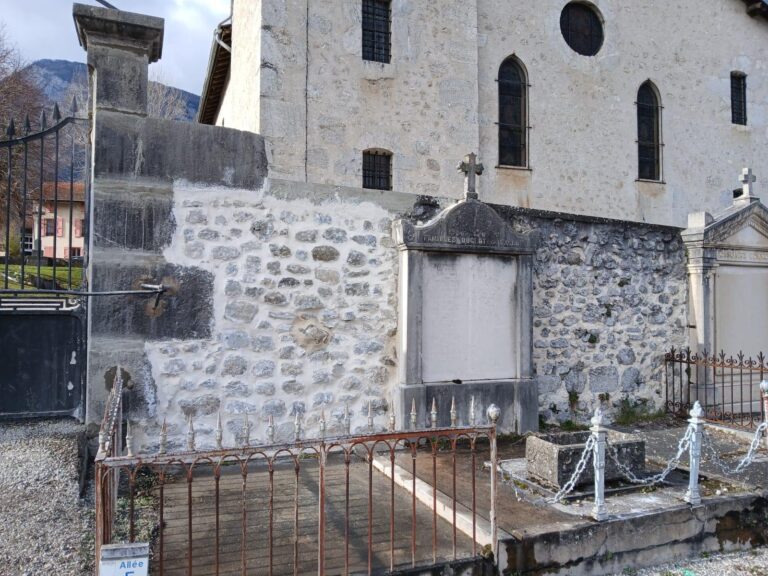 Mur et pilier en pierre de taille reconstruits sur une nouvelle fondation