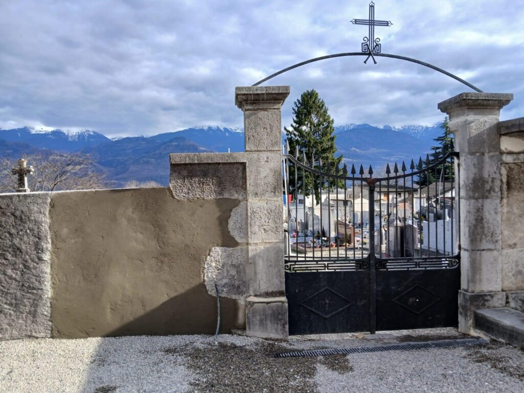 Arche et portail en fer forgé remontés à l'identique