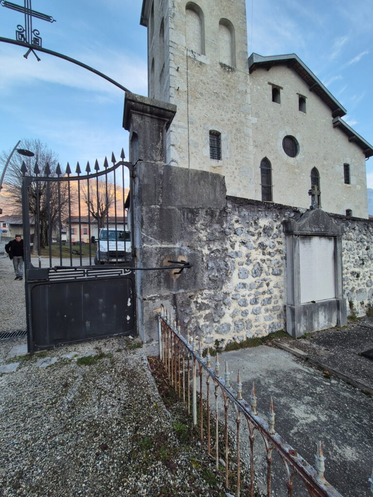 Pilier en pierre de taille et portail du cimetière avant restauration