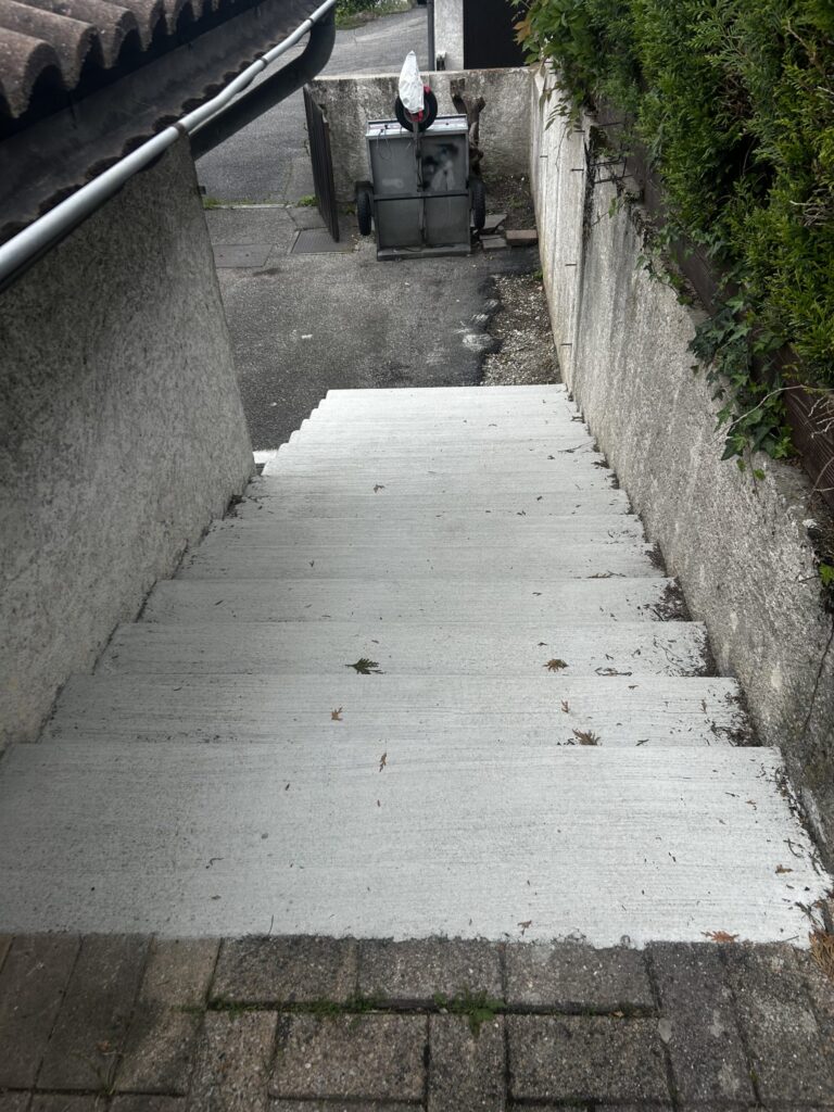 Escalier en béton vu du haut, entre deux murs