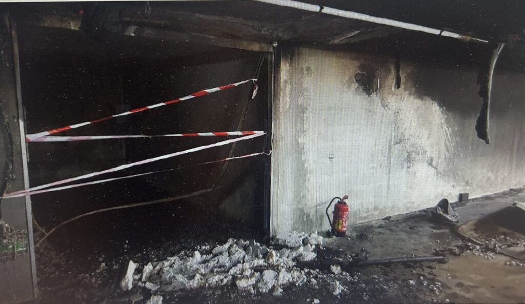 Garage incendié avant travaux, parois noircies par la fumée