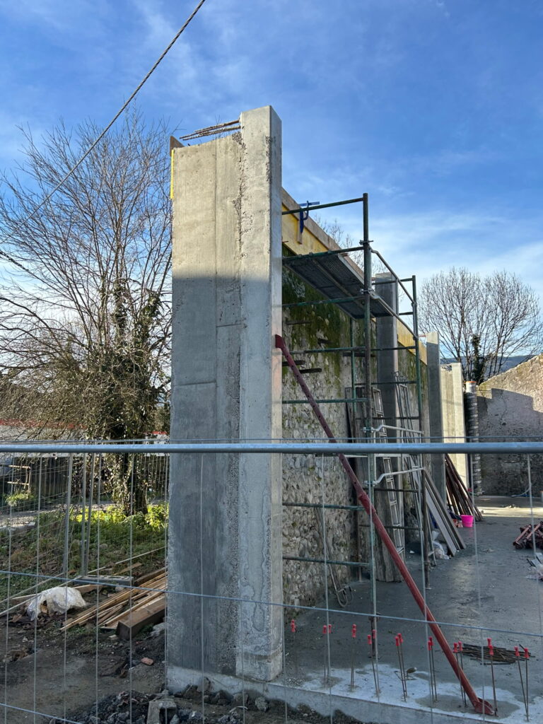 Poteau en béton armé et échafaudage le long de la façade