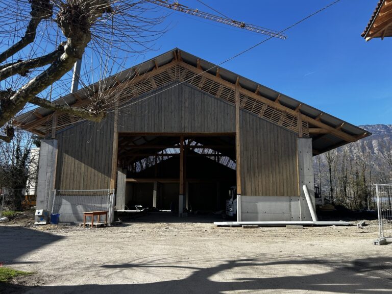 Grange avec sa nouvelle charpente, vue extérieure