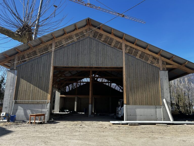 Grange du XIXe siècle avec sa nouvelle charpente sur poteaux en béton