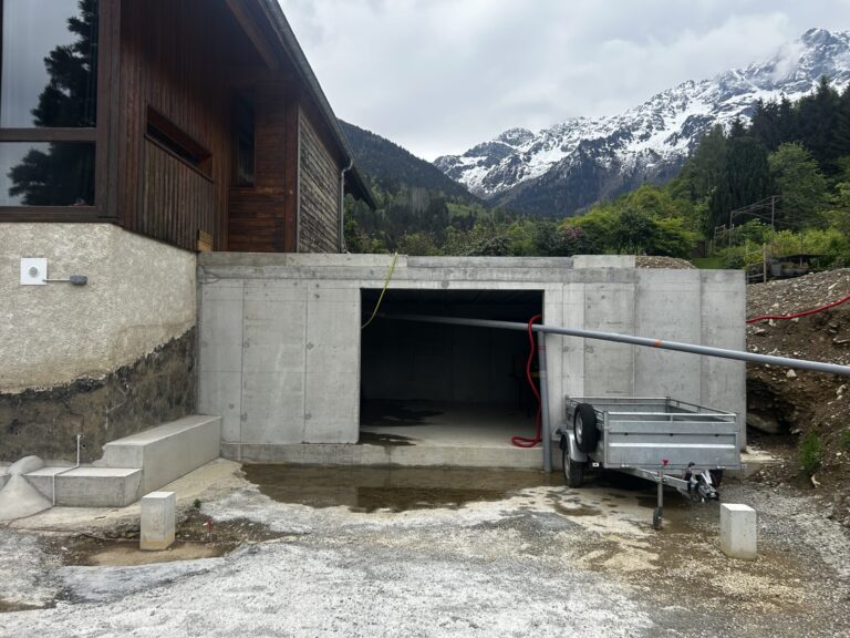 Extension en béton armé terminée, face aux sommets de Belledonne